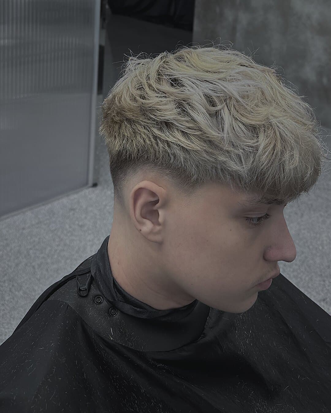 Odfarbený crop s textúrovanou ofinou, profil — strihal Ján