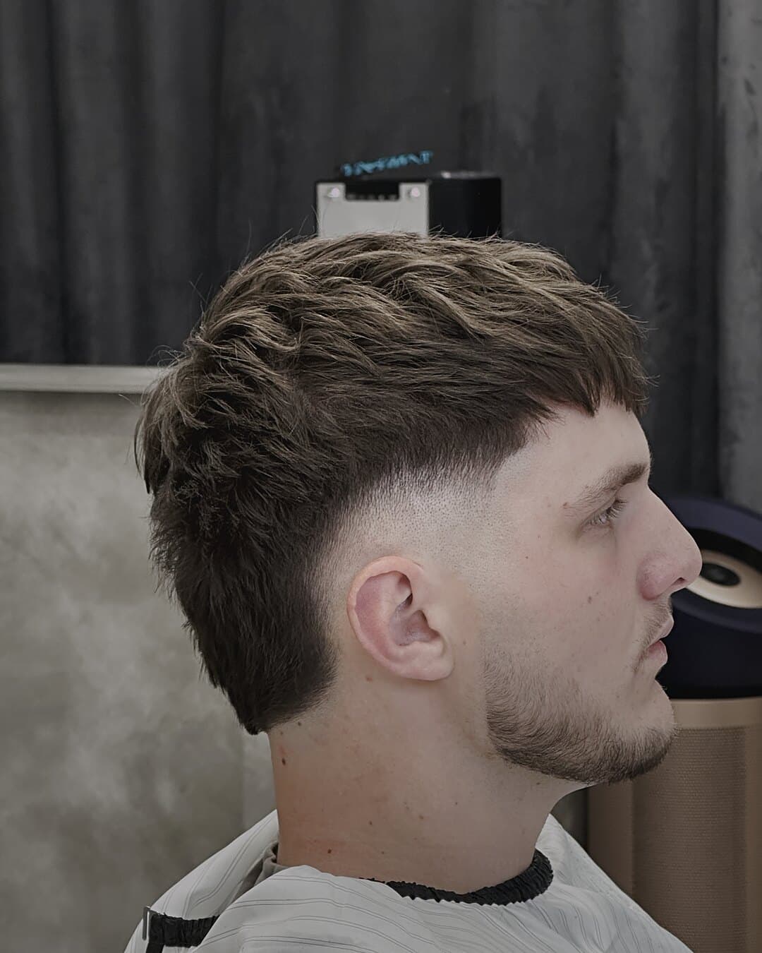 Burst fade — prechod obtočený oblúkom okolo ucha, textúrovaný vrch, profil — strihal Ján
