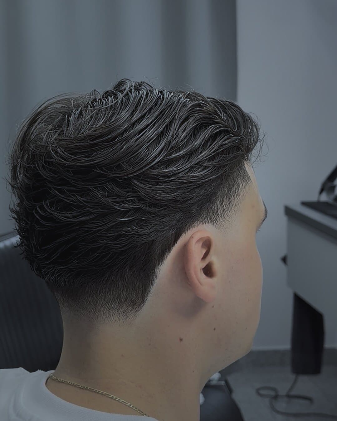 Dlhší objem na vrchu s taperom po stranách, profil — strihal Ján
