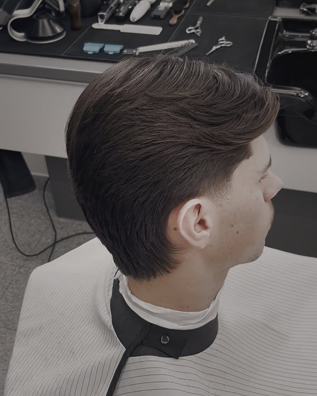 Flow — dlhší vrch vedený dozadu v jednom pohybe, prechod po stranách — strihal Kristián