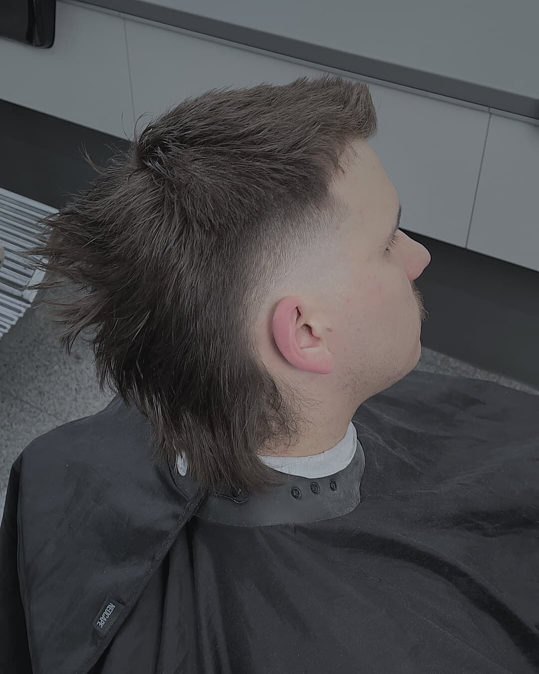 Mullet s prechodom po stranách a dĺžkou vzadu — strihal Marek