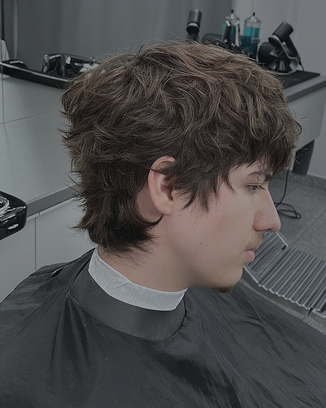 Dlhší vrstvený strih s textúrou, profil — strihal Marek